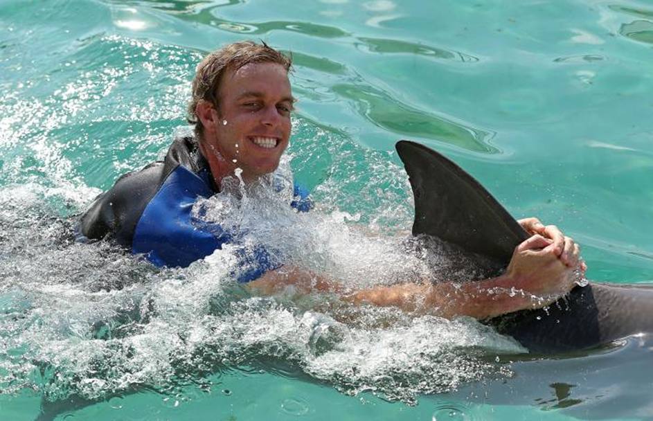  Sam Querry nuota con il delfino. AFP